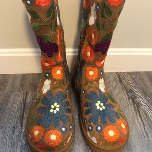 UGG WAHINE embroidered boots